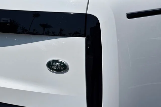 Used 2023 White Land Rover Autobiography image 27