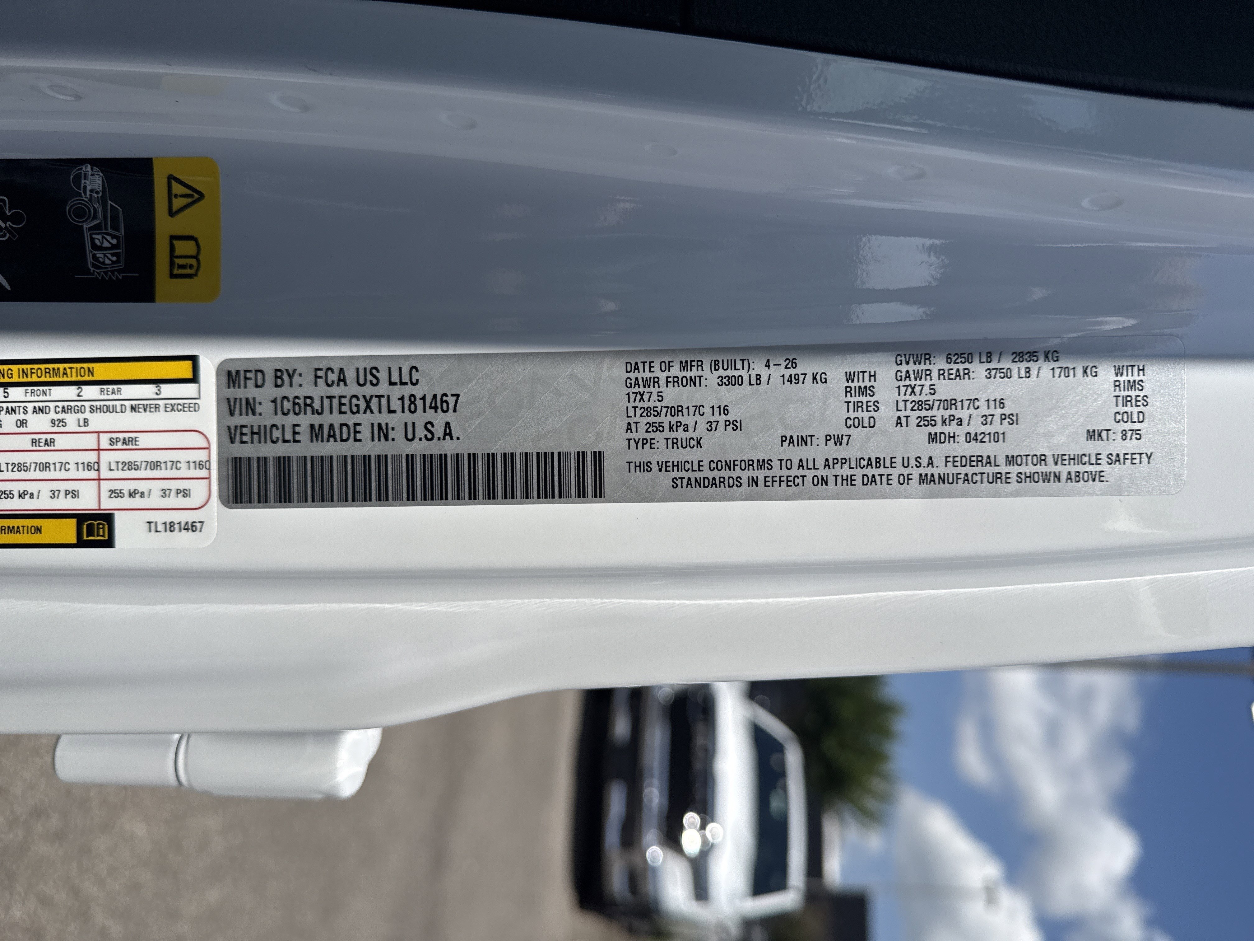 New 2026 Bright White Clear-Coat Exterior Paint Jeep Mojave X image 32