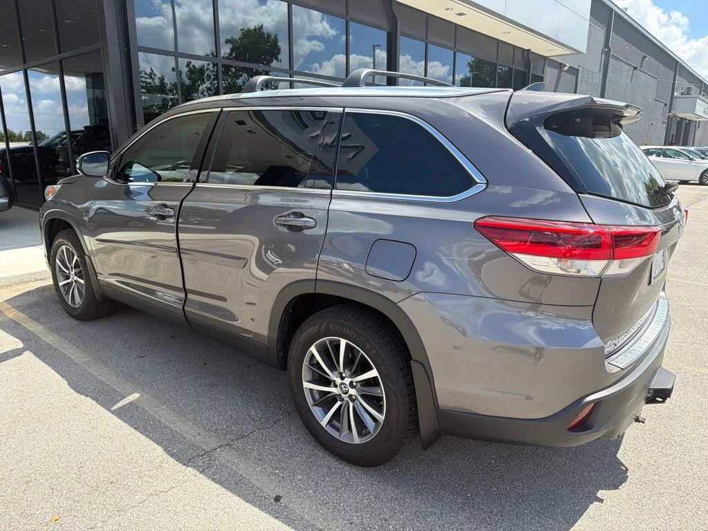 Used 2019 Gray Toyota XLE image 10