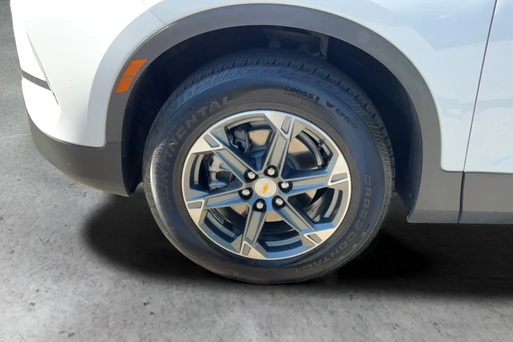 Used 2025 White Chevrolet LT image 24