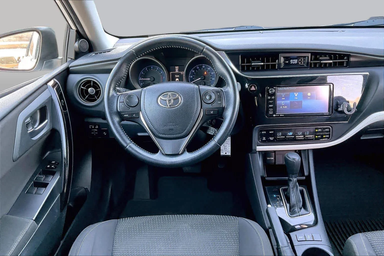 Used 2018 Blizzard Pearl Toyota  image 6