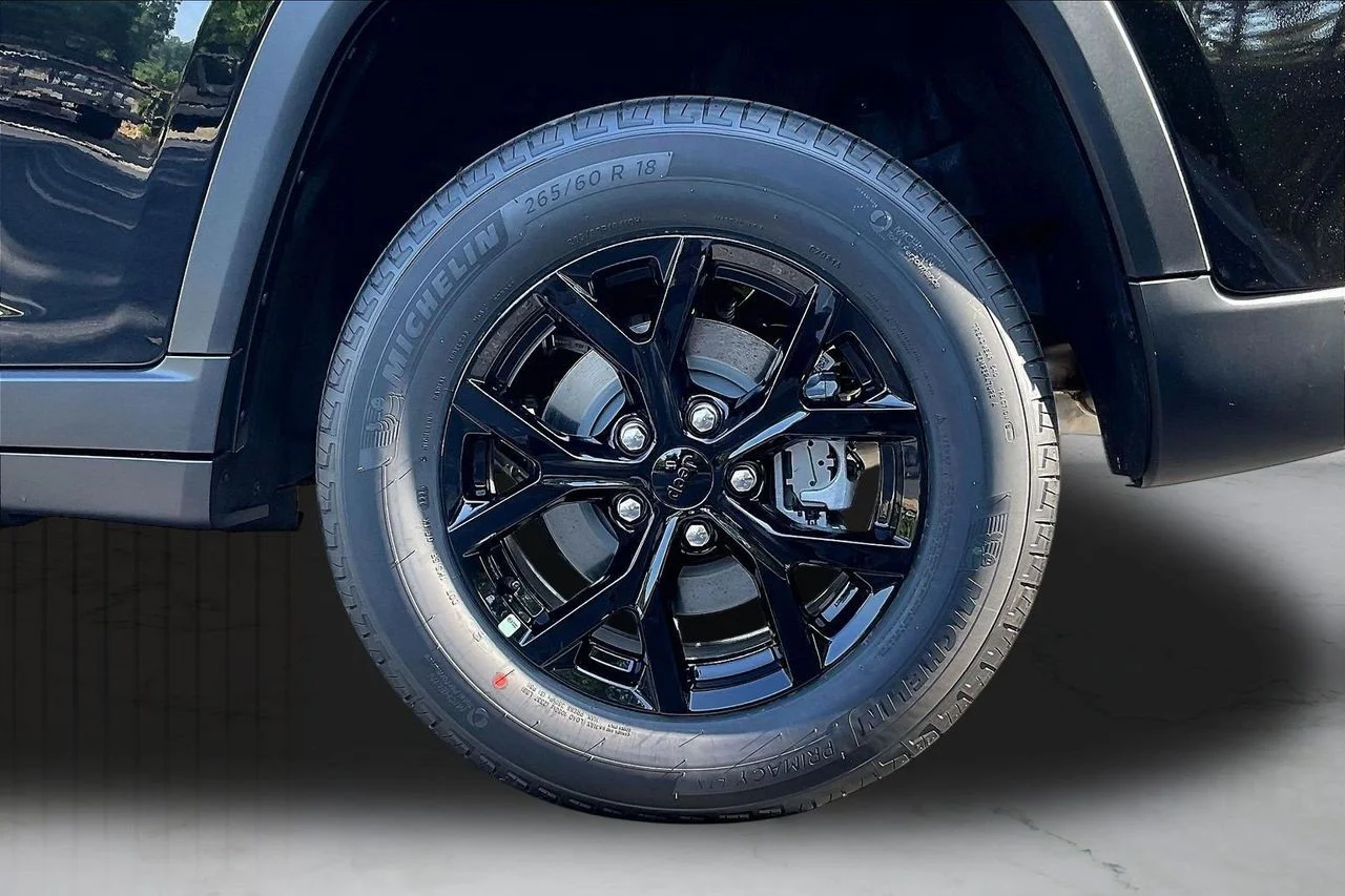 New 2026 Diamond Black Crystal Pearlcoat Jeep Altitude image 30
