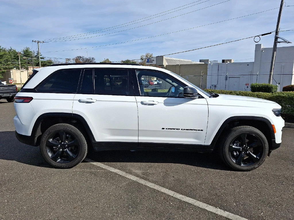 Used 2023 White Jeep Altitude 4x4 image 13