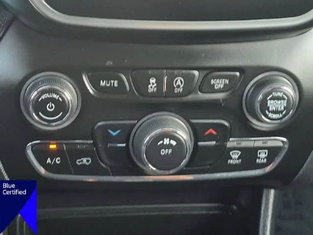 Used 2020 Silver Jeep Latitude image 25