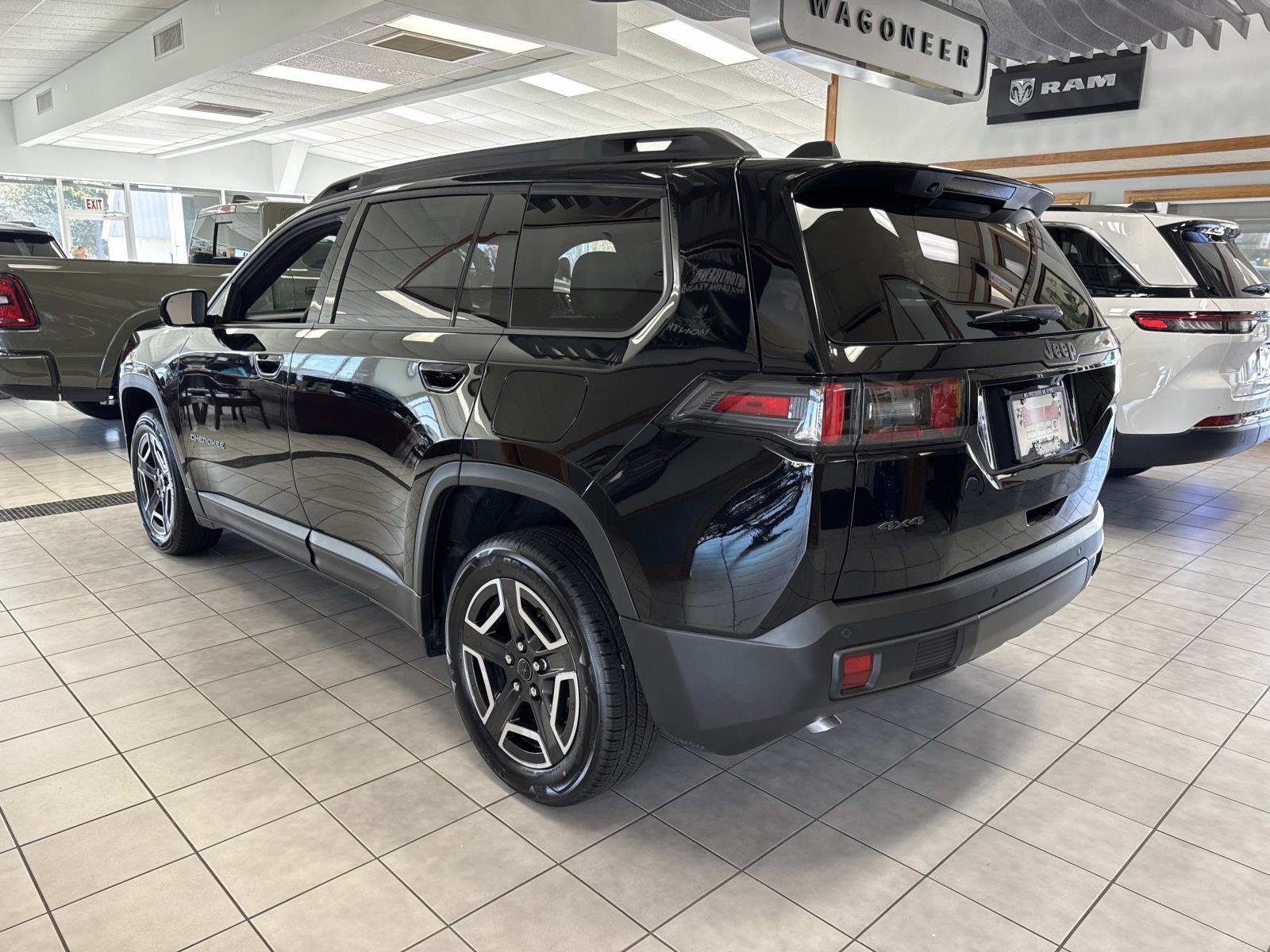 New 2026 Diamond Black Crystal Pearl-Coat Exterior Paint Jeep Limited image 4