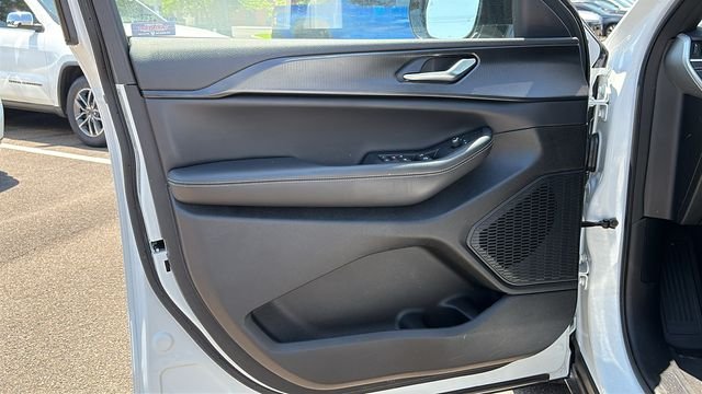 Used 2023 White Jeep Altitude image 8