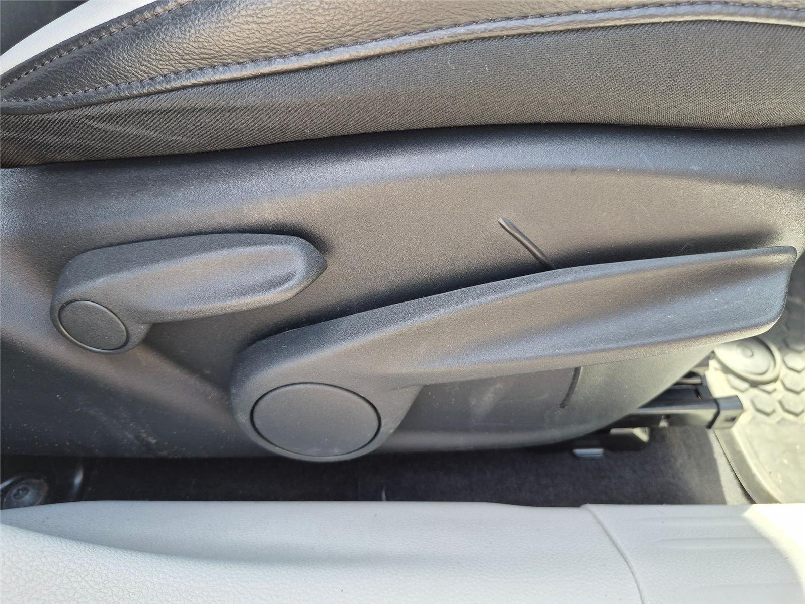 Used 2018 White Clearcoat Jeep Latitude image 35