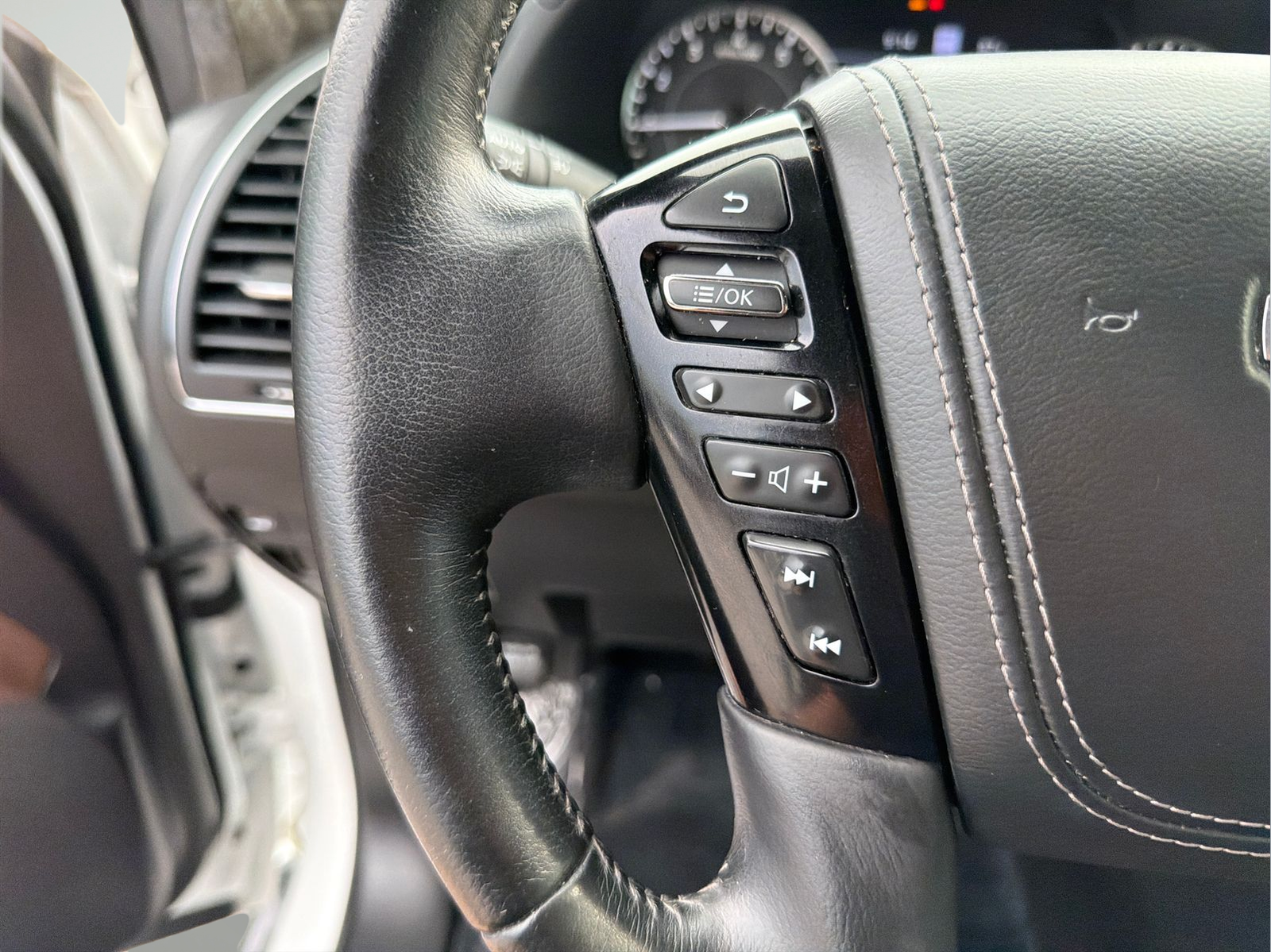 Used 2022 White Nissan Platinum image 13
