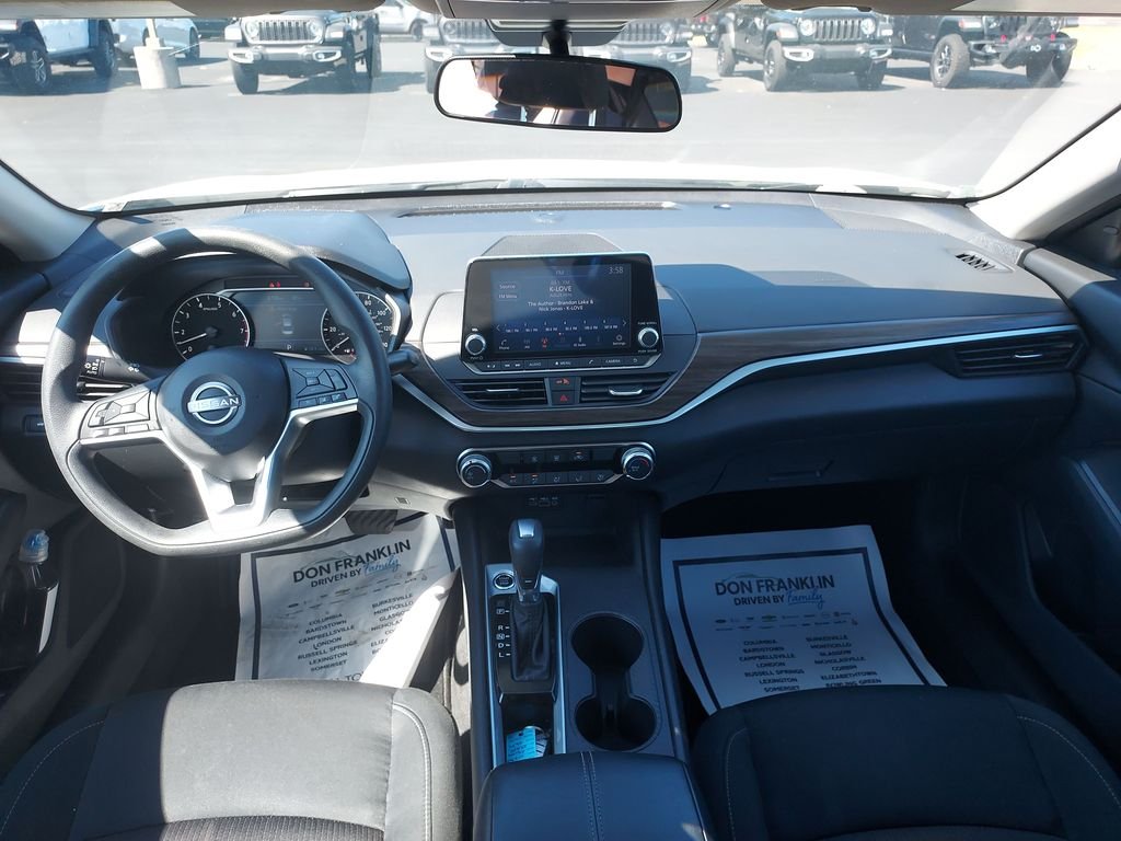 Used 2025 White Nissan 2.5 SV image 15