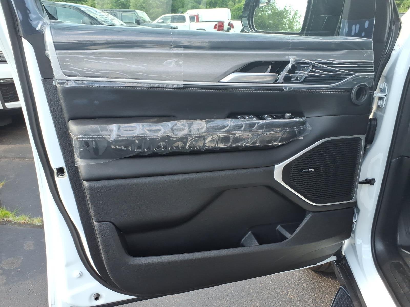 New 2026 Bright White Clear-Coat Exterior Paint Jeep  image 15