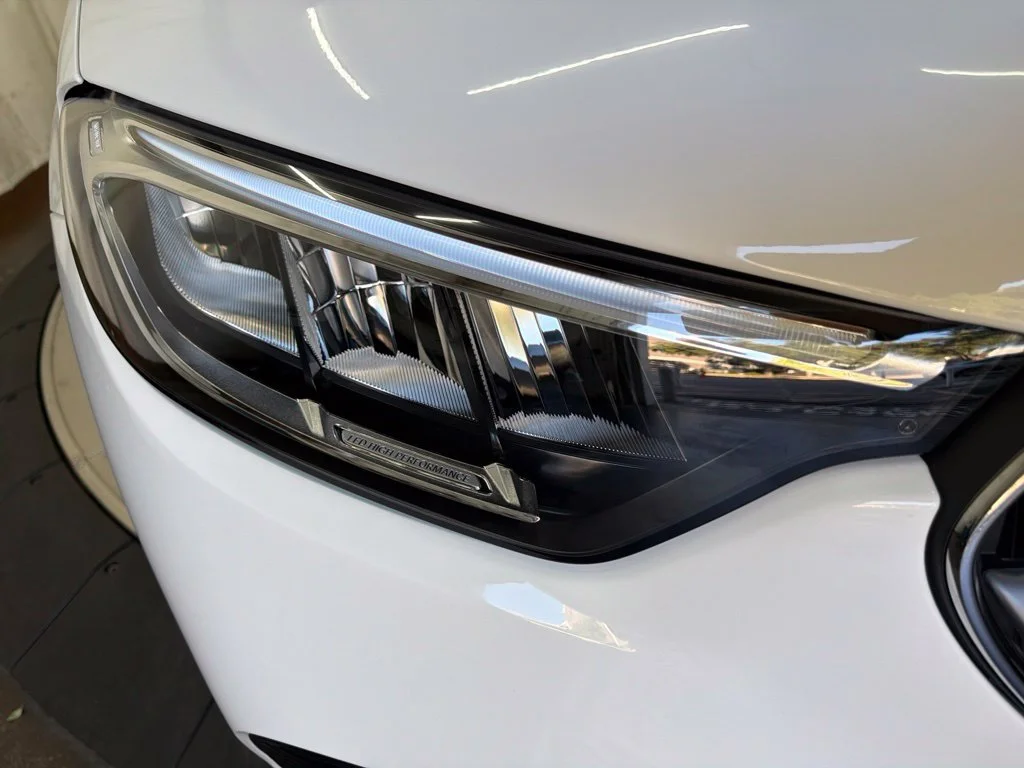 New 2027 White Mercedes-Benz GLC 300 image 10