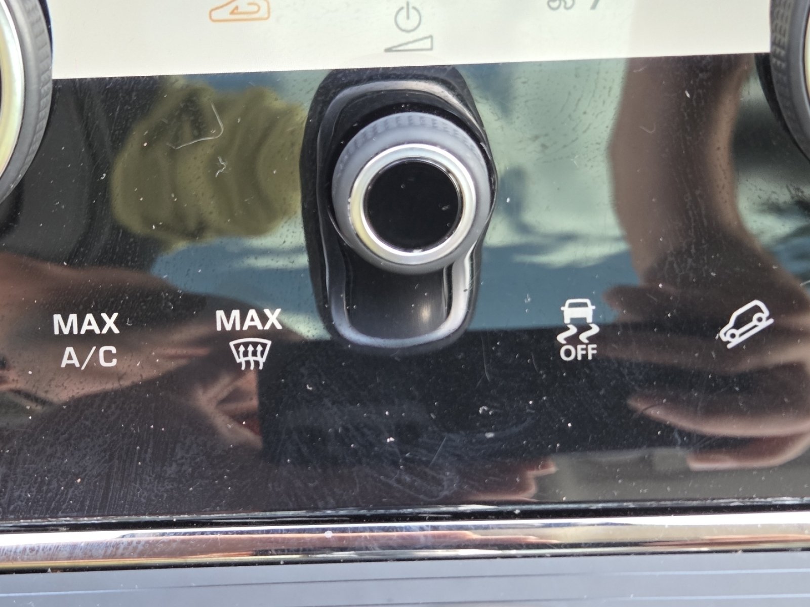 Used 2023 Fuji White Land Rover Dynamic image 8