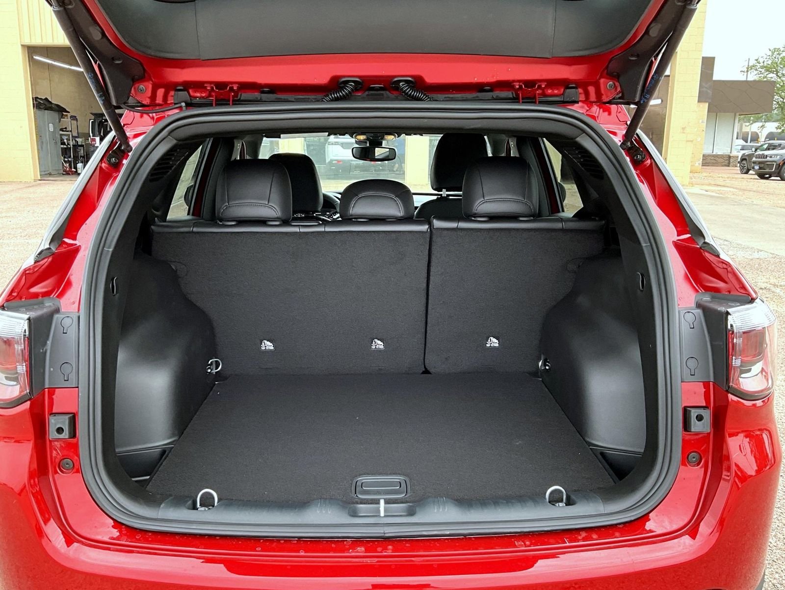 New 2026 Red Hot Pearlcoat Jeep Latitude image 9
