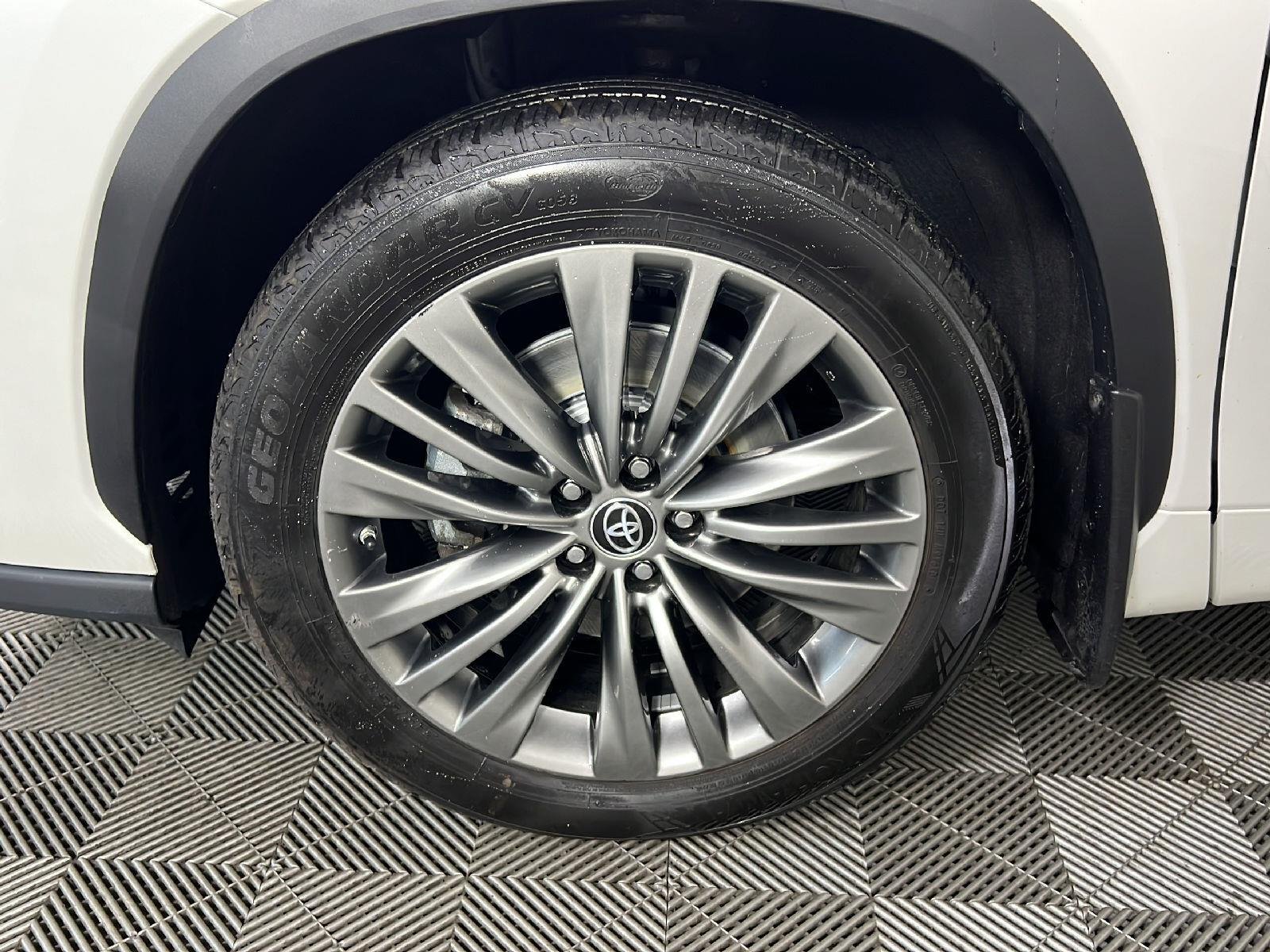 Used 2021 Blizzard Pearl Toyota Platinum image 14