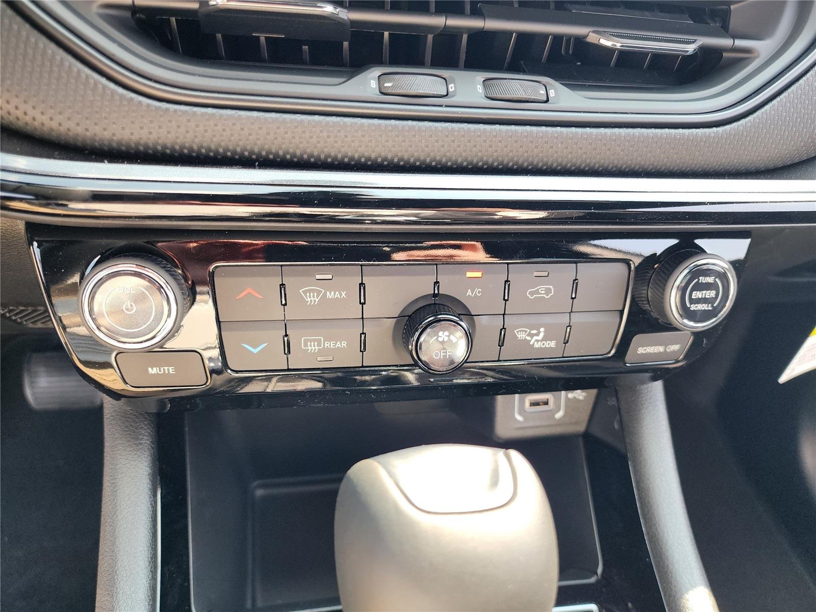New 2026 Bright White Clearcoat Jeep Latitude Altitude image 15
