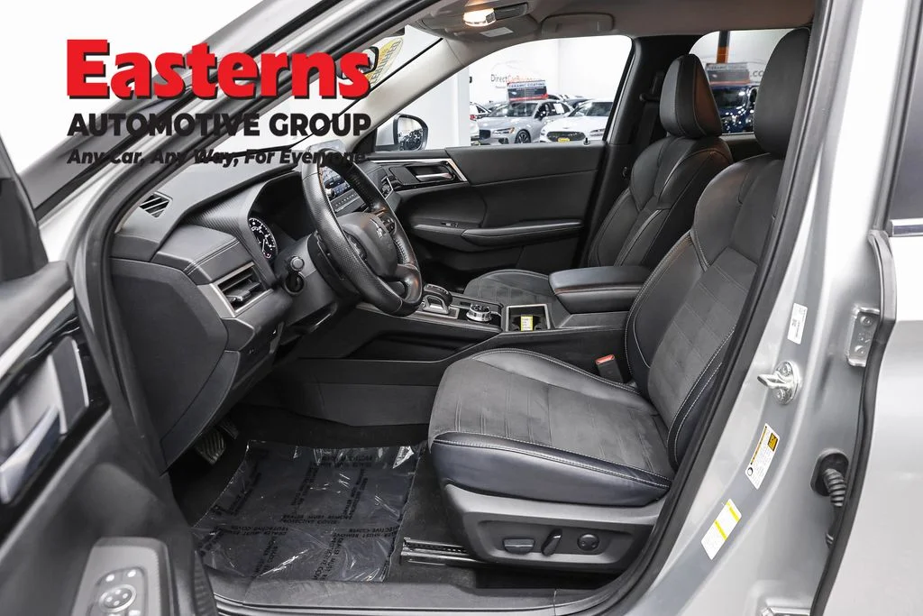 Used 2024 Silver Mitsubishi SE image 14