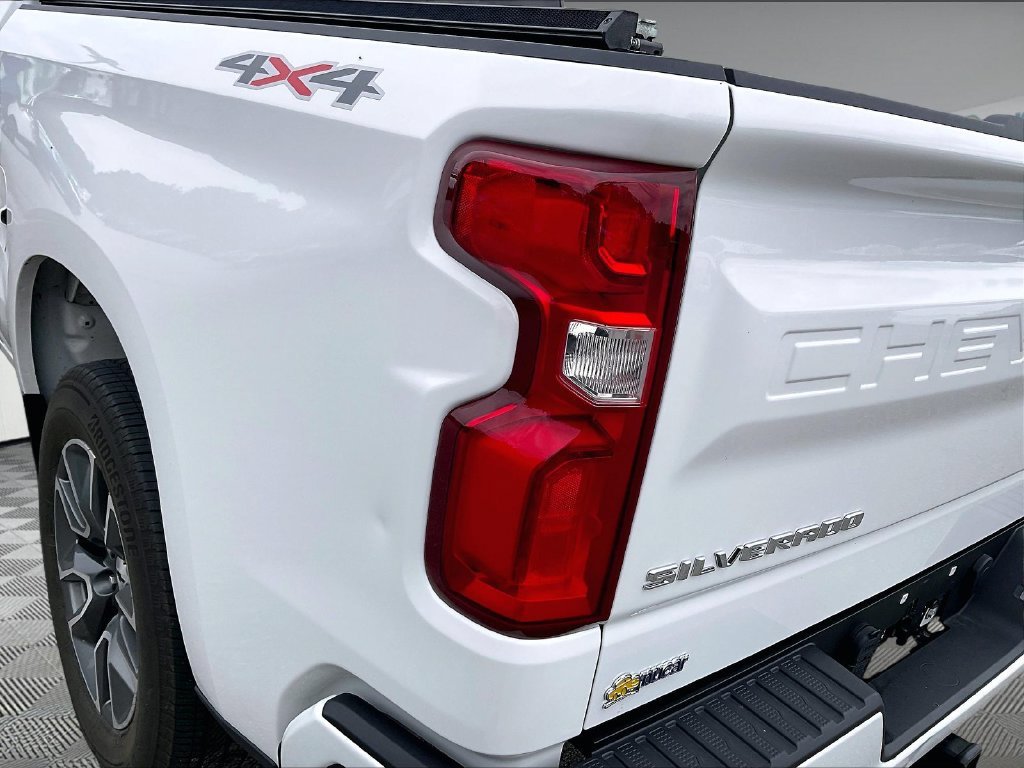 Used 2023 SUMMIT WHITE Chevrolet RST image 31