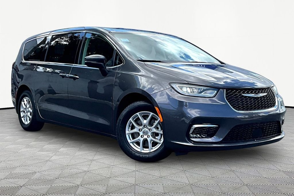 2023 Chrysler Pacifica Touring L's photo