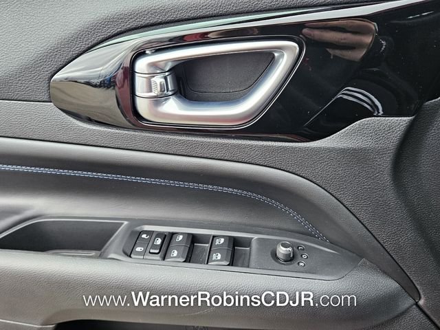 New 2026 Red Hot Pearl-Coat Exterior Paint Jeep Latitude image 28