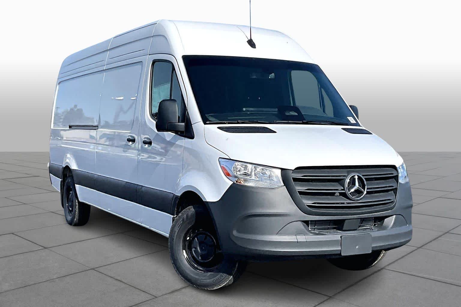 New 2025 Arctic+White Mercedes-Benz  image 2