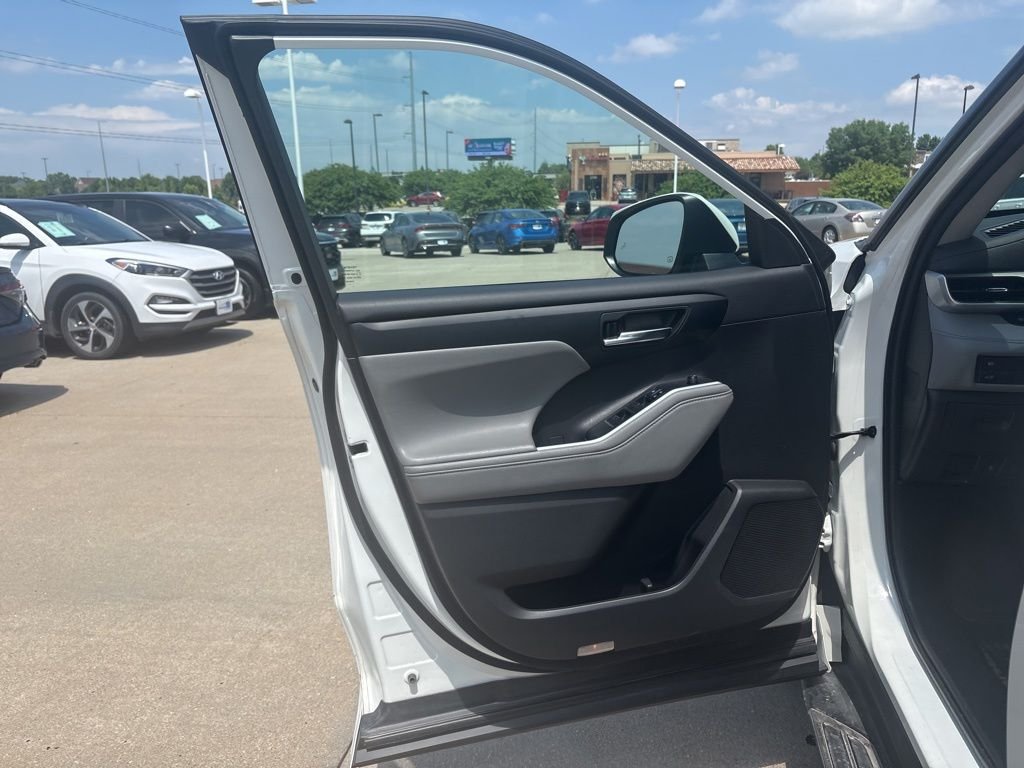 Used 2021 Blizzard Pearl Toyota XLE image 9