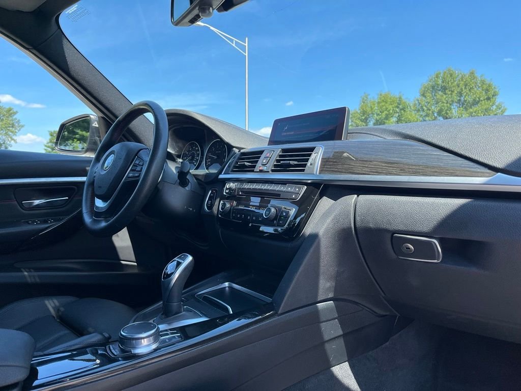 Used 2018 Mineral Grey Metallic BMW 330i xDrive image 27