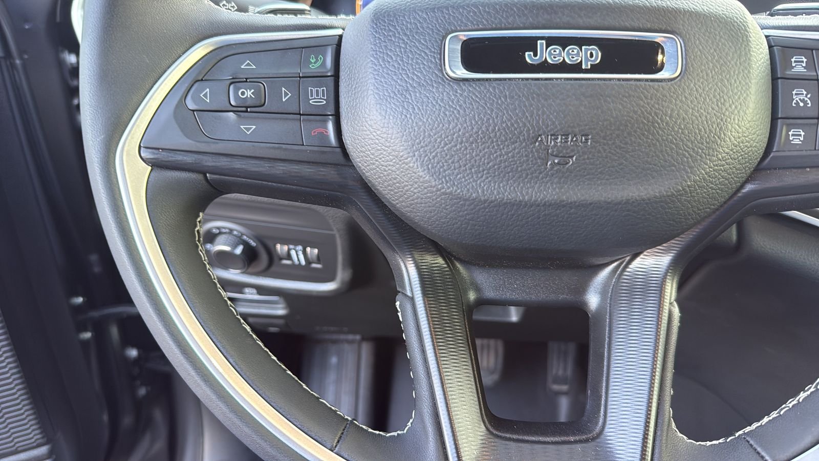 Used 2025 Gray Jeep Laredo X image 16