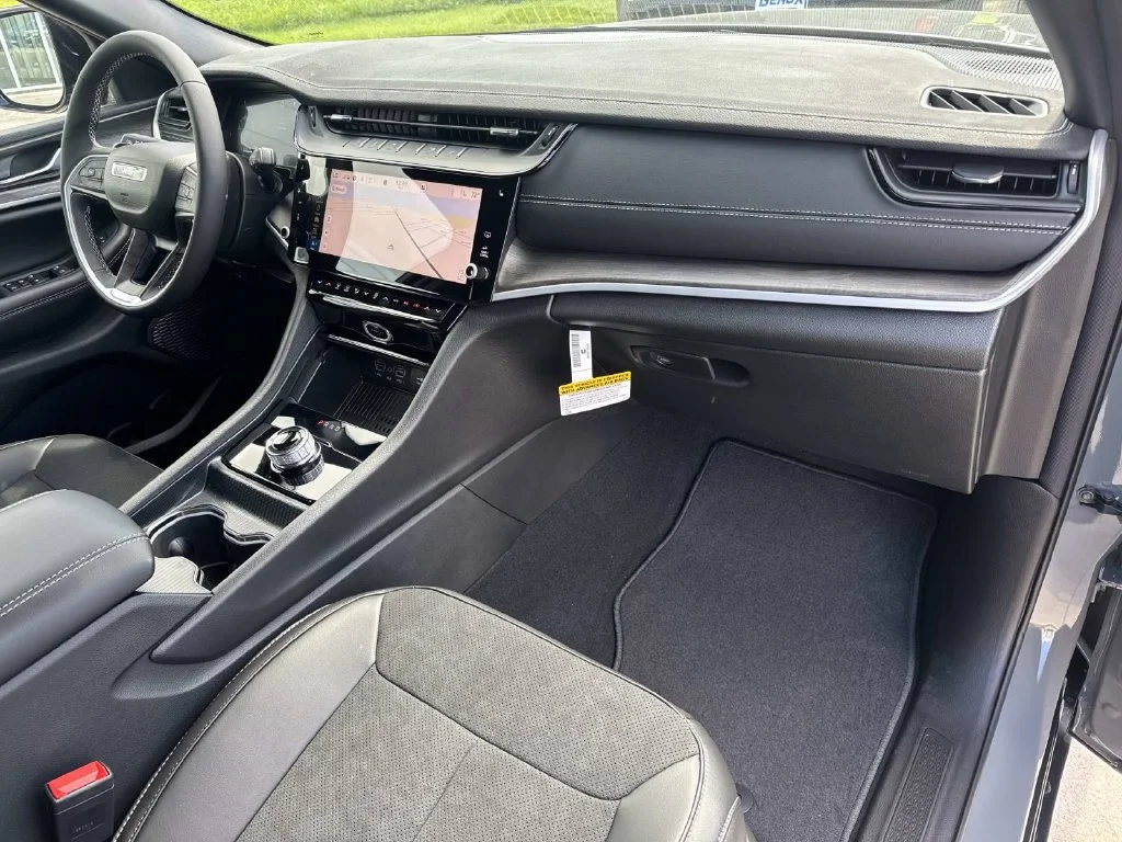 New 2027 Gray Jeep Laredo Altitude image 22