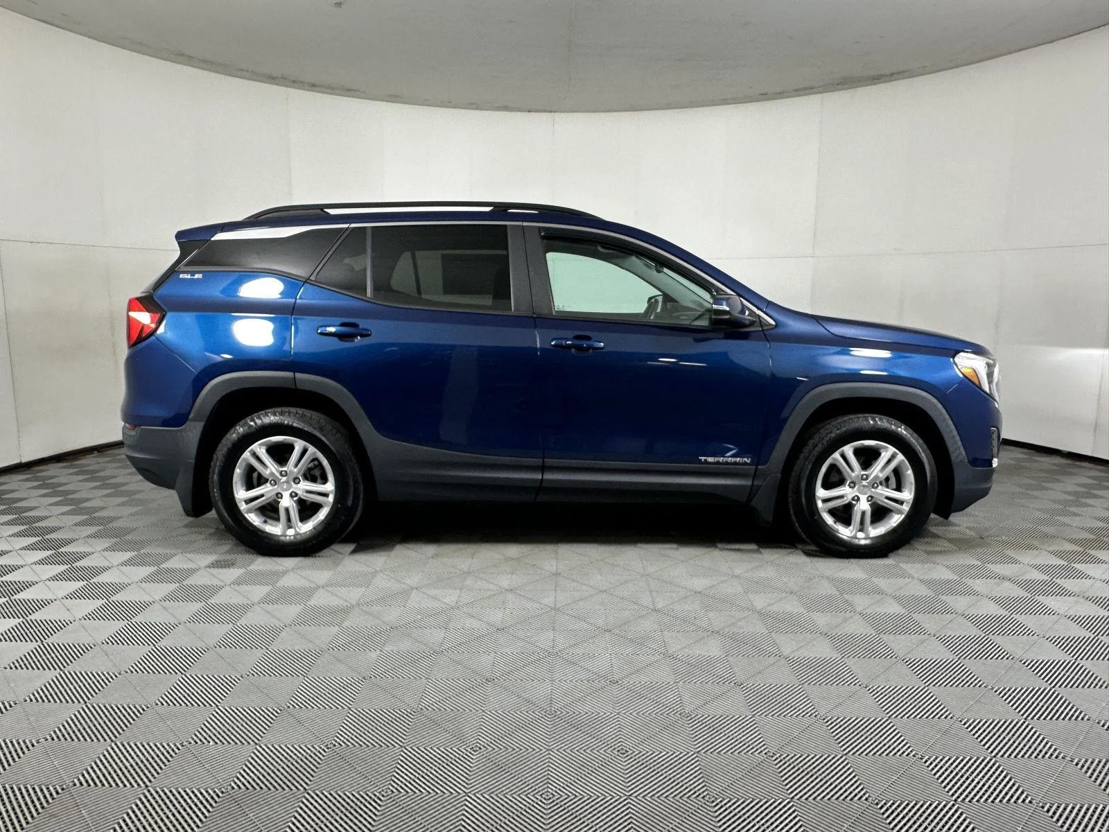 Used 2021 Blue Emerald Metallic GMC SLE image 13