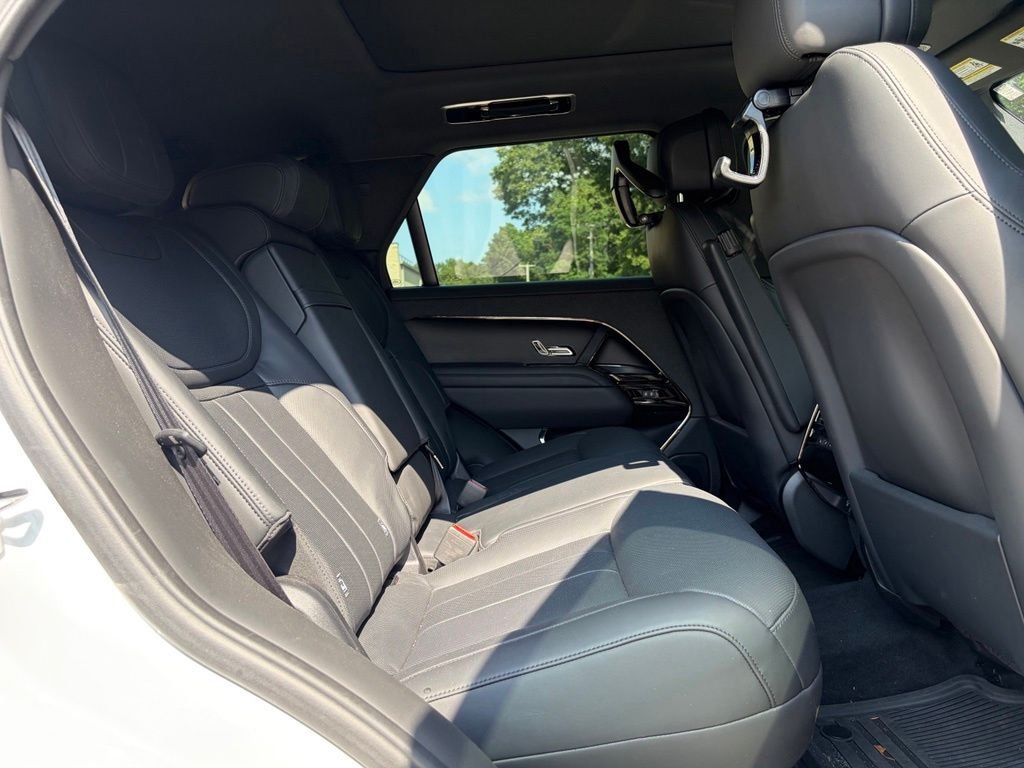 Used 2023 White Land Rover SE Dynamic image 17