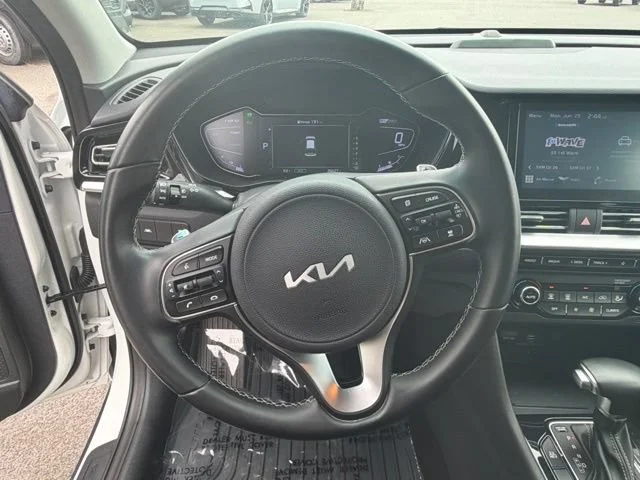 Used 2022 Snow White Pearl Kia EX image 20
