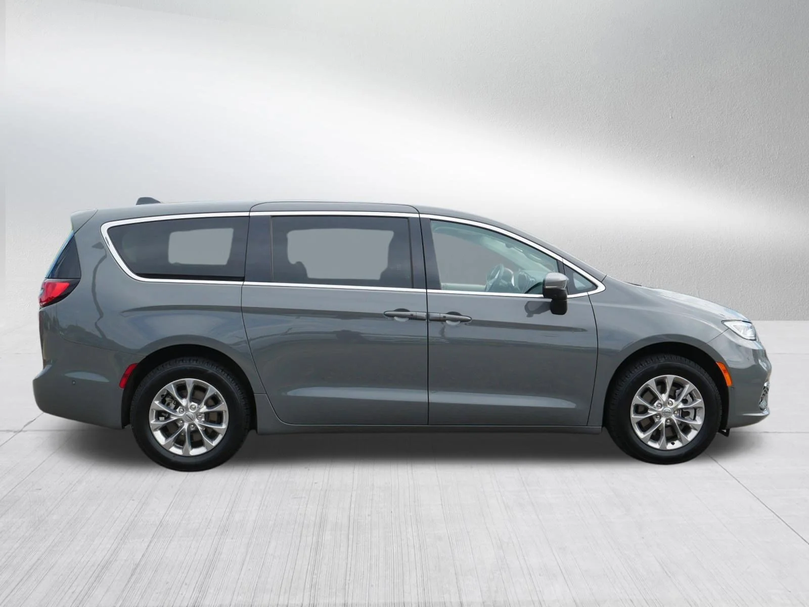 Used 2023 Ceramic Gray Clearcoat Chrysler Touring L image 8