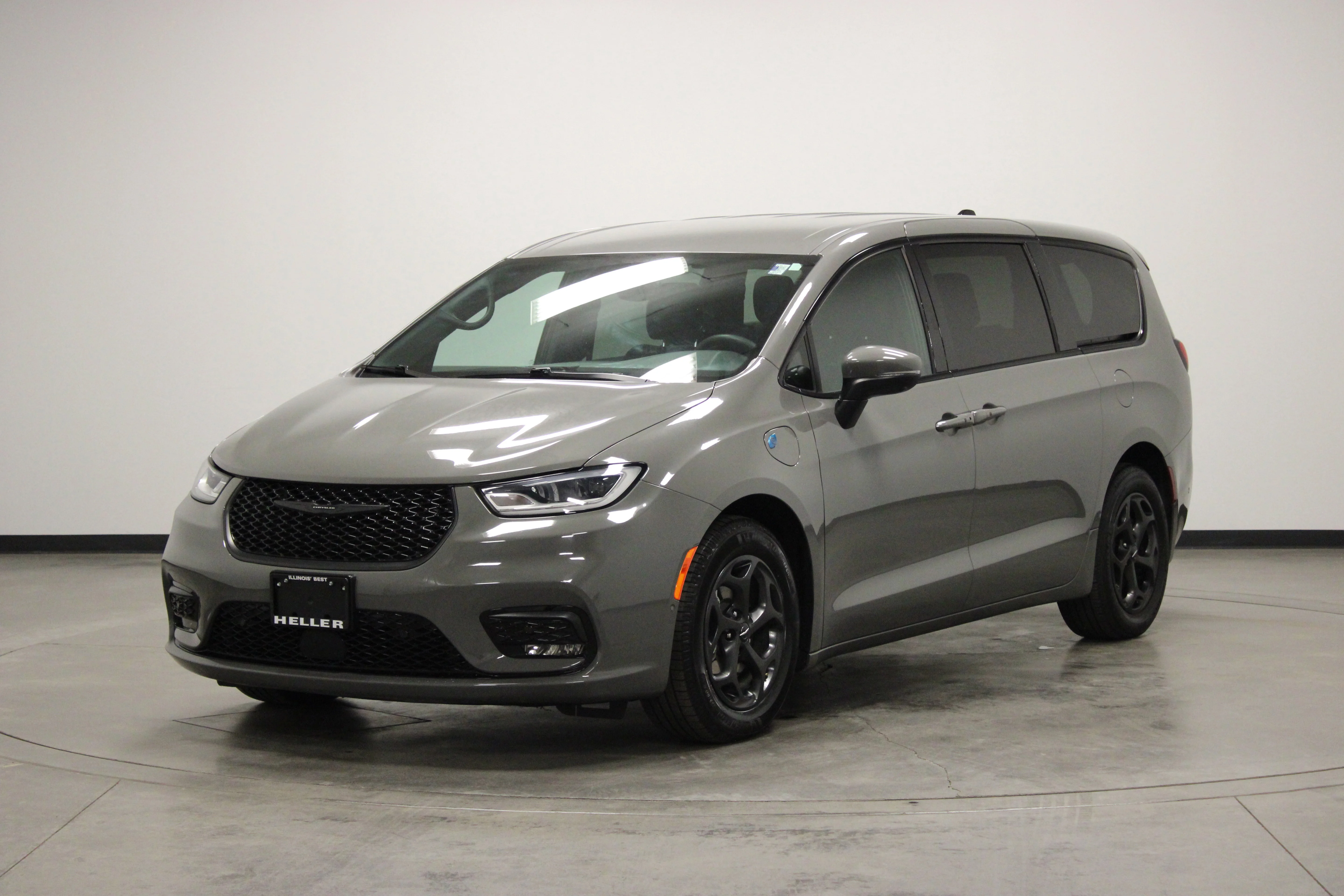 Used 2023 Ceramic Gray Clearcoat Chrysler Touring L image 4