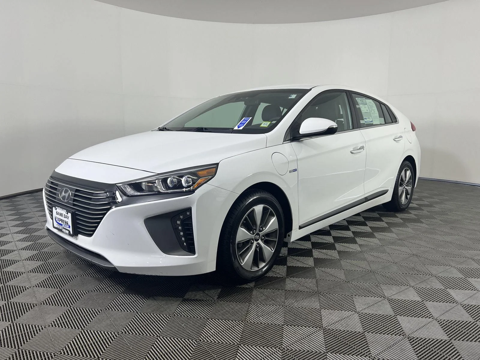 Used 2019 Ceramic White Hyundai Limited image 4