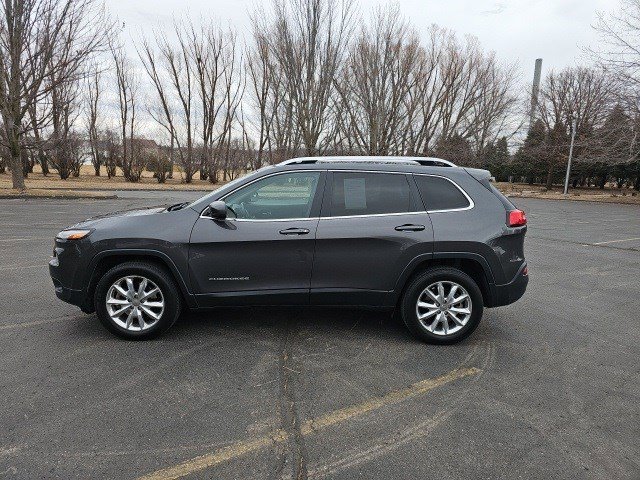 Used 2017 Jeep Cherokee Limited with VIN 1C4PJMDBXHW530922 for sale in Urbandale, IA