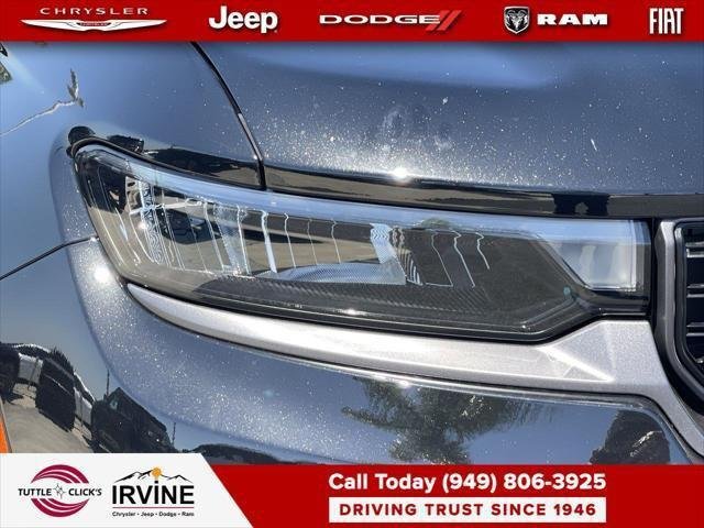 New 2026 Diamond Black Crystal Pearl-Coat Exterior Paint Jeep Limited image 7