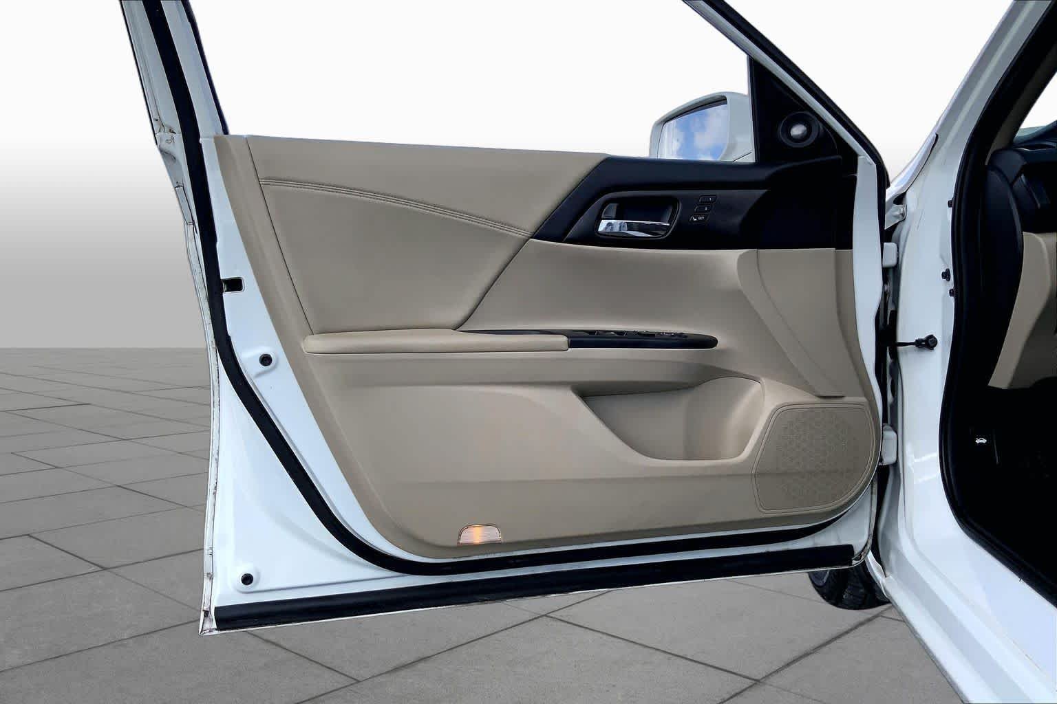 Used 2013 White Orchid Pearl Honda Touring image 21