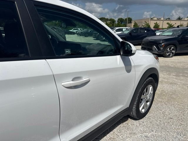 Used 2021 White Hyundai SE image 5