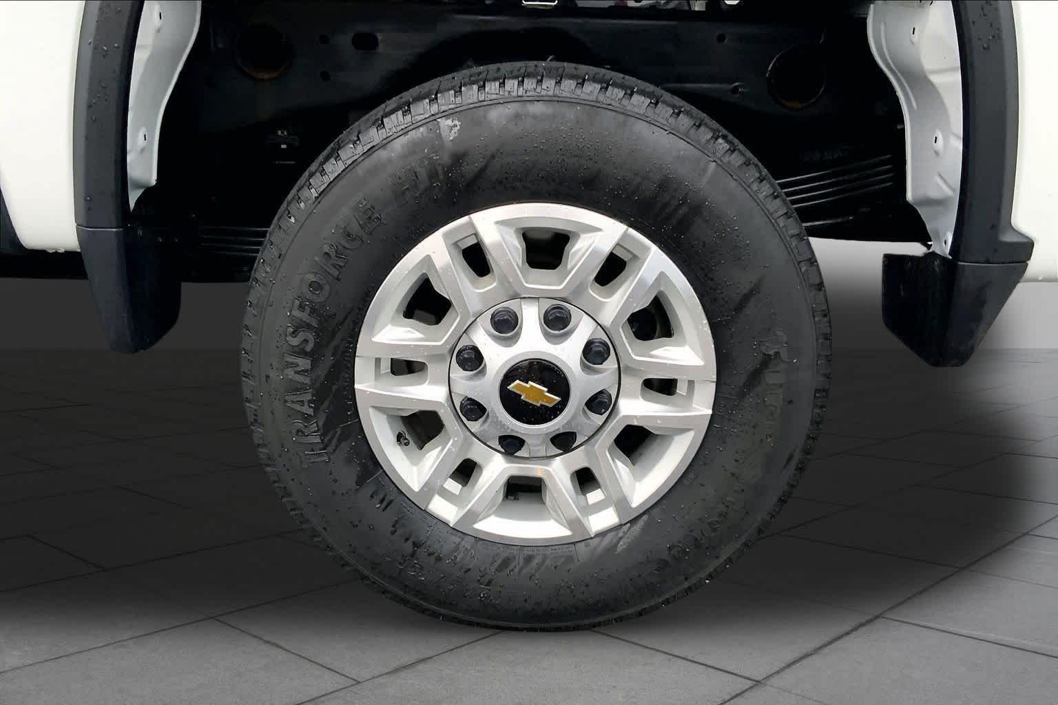 Used 2025 Summit White Chevrolet LT image 11