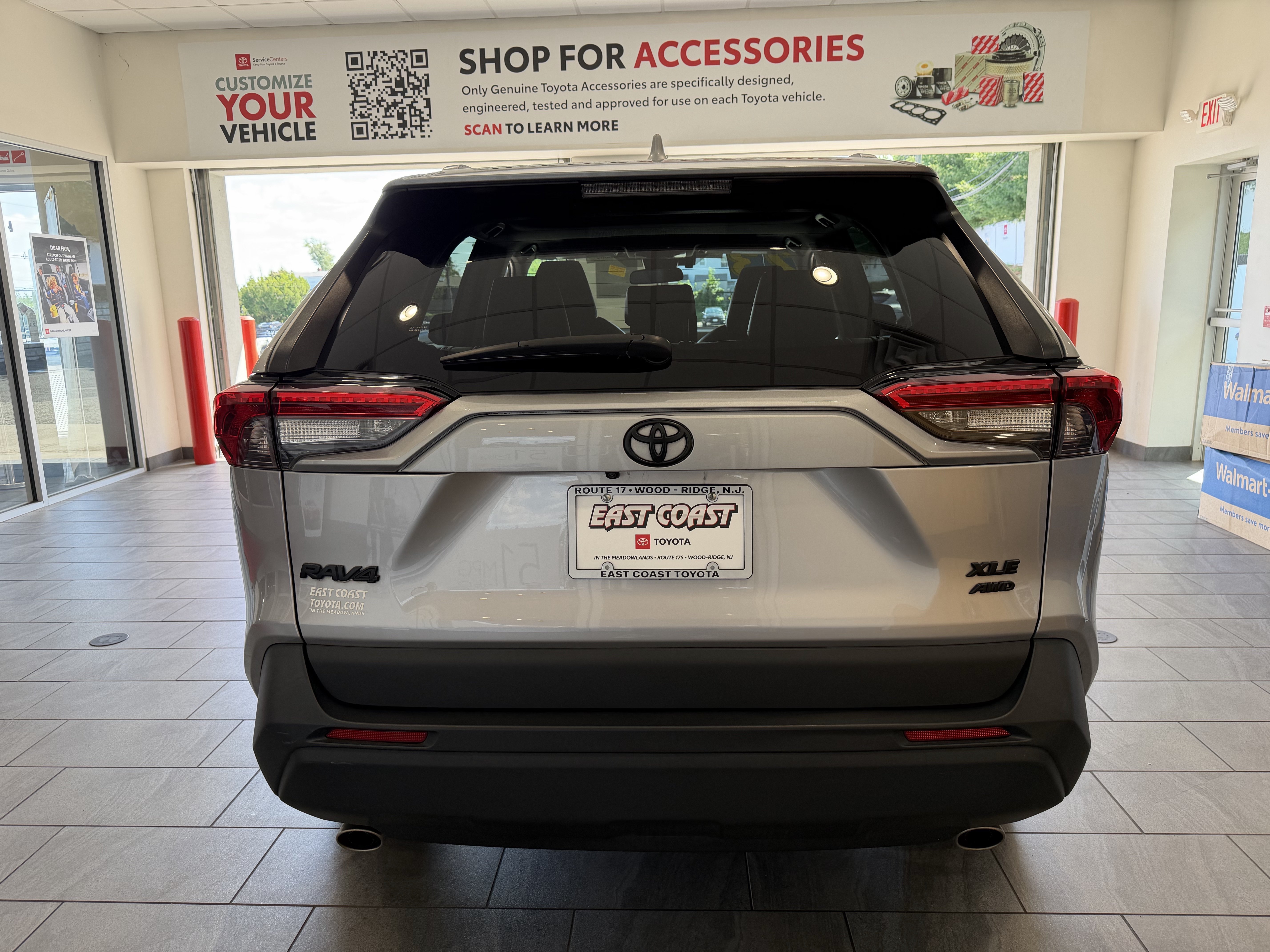 Used 2023 Silver Toyota XLE Premium image 6