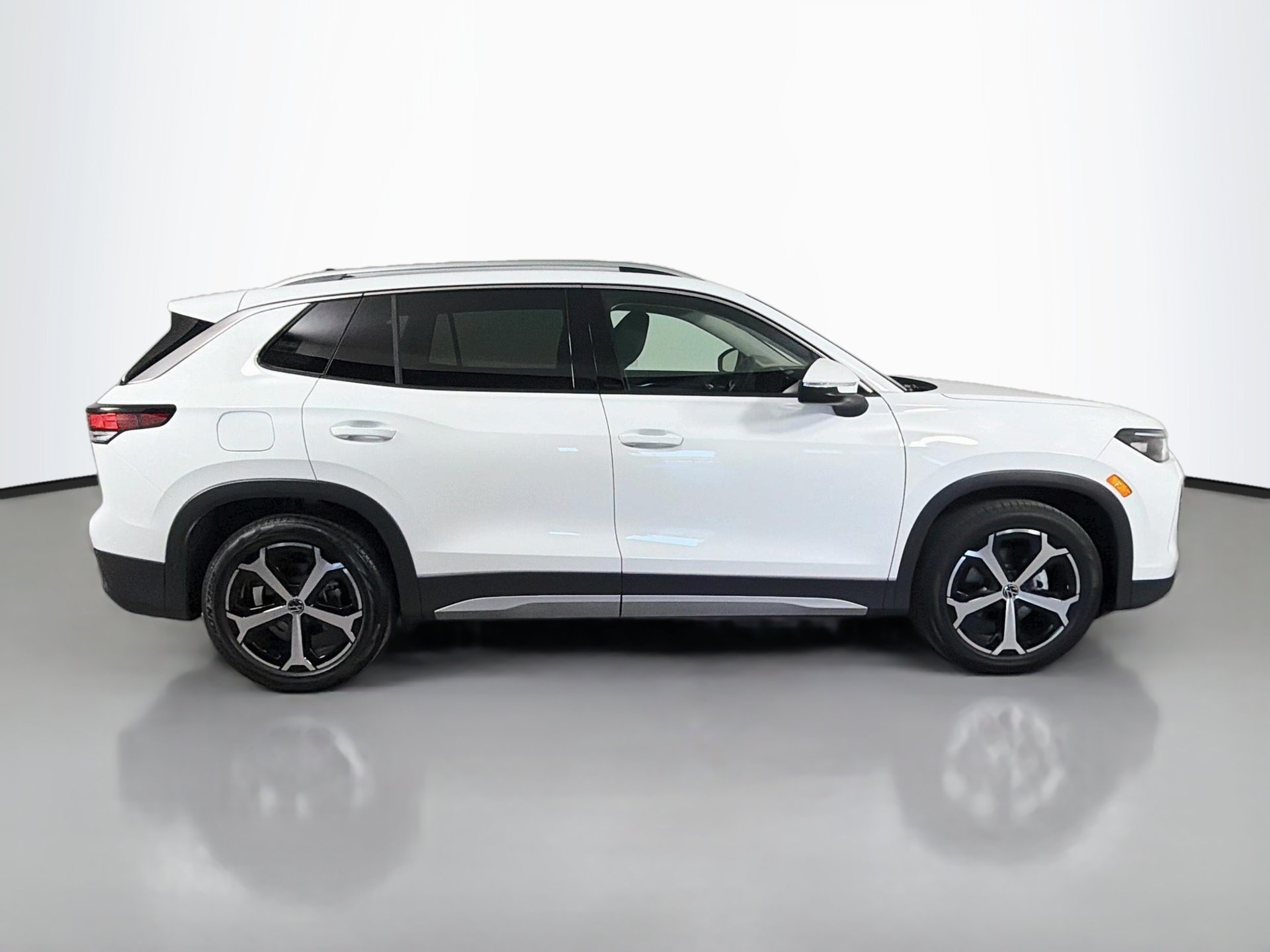 New 2026 White/off-white Volkswagen SE image 4