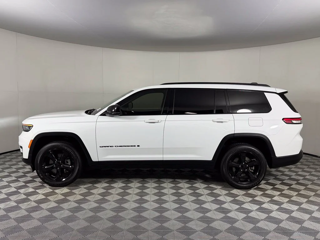 Used 2024 White Jeep Altitude X image 10