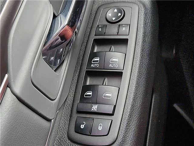 Used 2022 Billet Silver Metallic Clearcoat RAM SLT 4x4 Crew Cab 5.6 ft. box 140 in. WB image 16