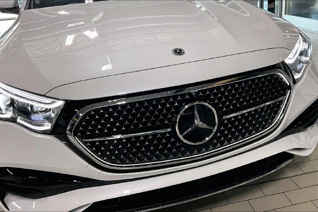 New 2026 MANUFAKTUR Moonlight White Metallic Mercedes-Benz E 450 image 45