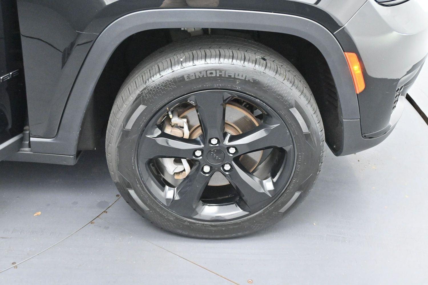 Used 2023 Diamond Black Crystal Pearlcoat Jeep Altitude image 32