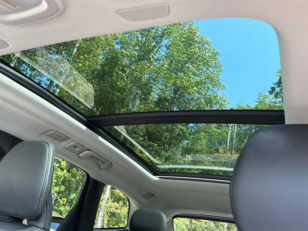 Used 2025 Crystal White Metallic Volvo Core image 3