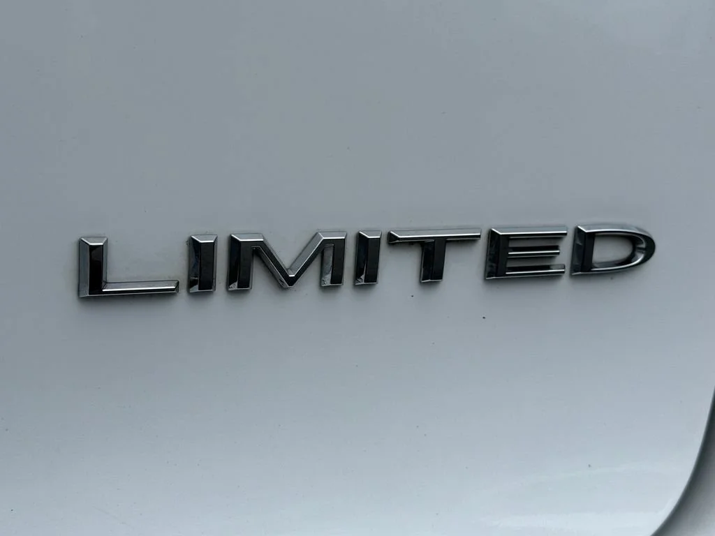 Used 2023 White Chrysler Limited image 11