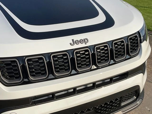 New 2026 Bright White Clearcoat Jeep Latitude image 10