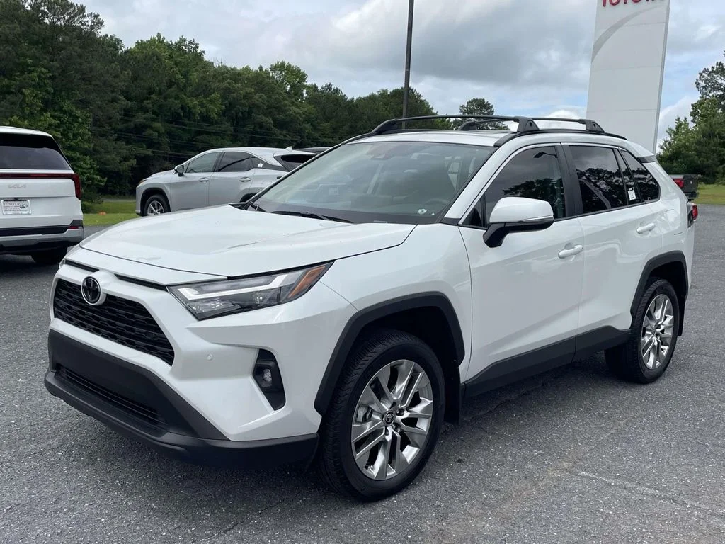 Used 2025 Wind Chill Pearl Toyota XLE Premium image 5