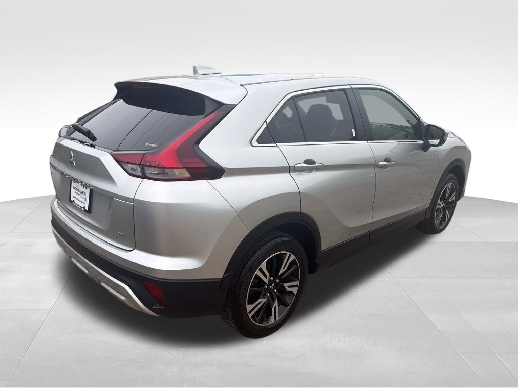 Used 2025 Silver Mitsubishi SE image 5
